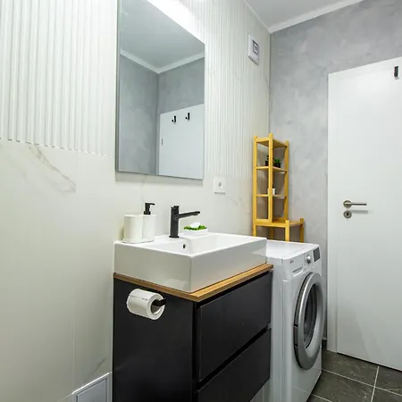 Mo Host Nest Apartment